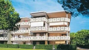 A multi-story building with balconies and a flat roof. - Holiday apartment mit Klimaanlage (Bibione)