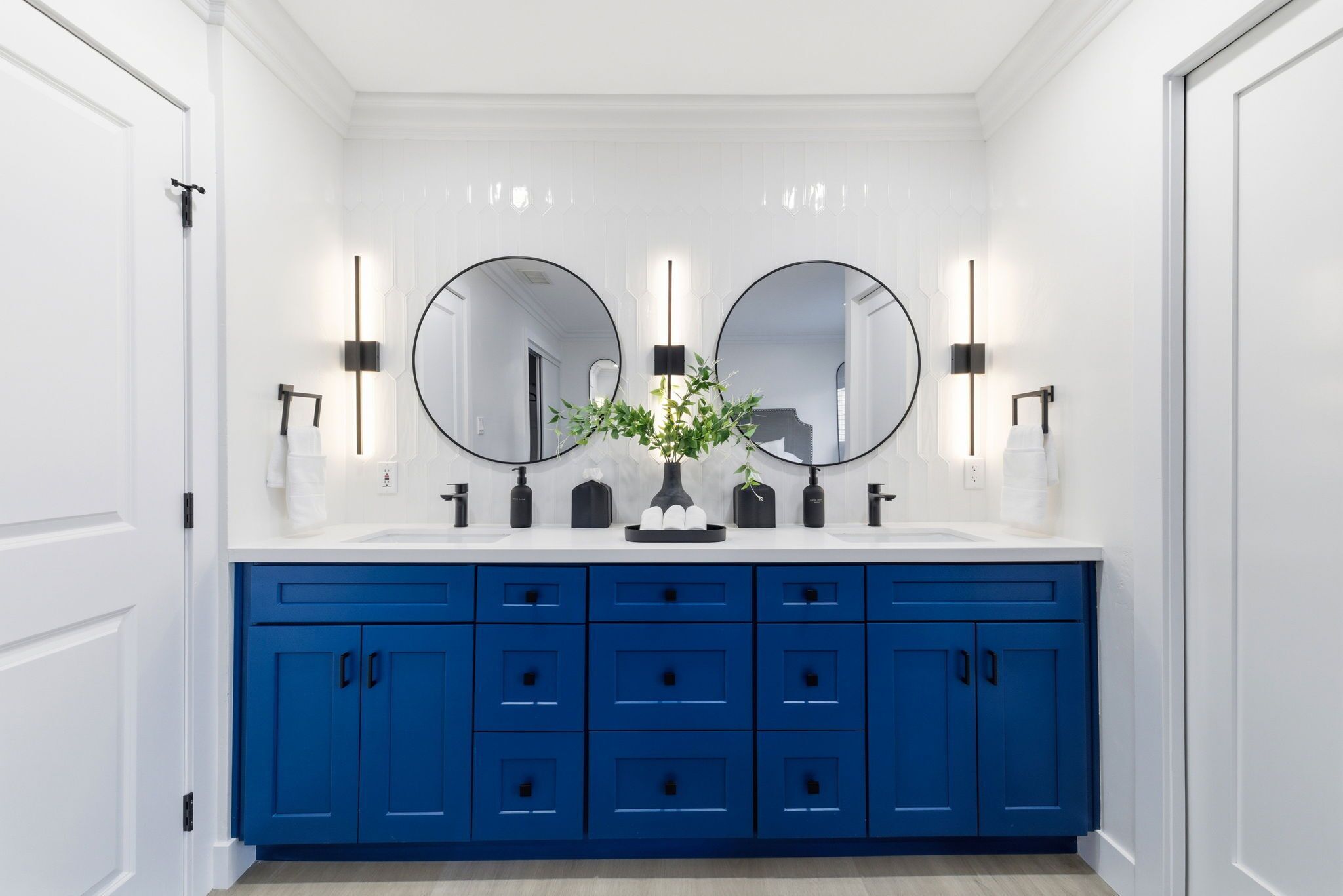 Regadera, secadora de cabello, bidet, toallas 