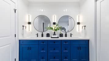 Regadera, secadora de cabello, bidet, toallas