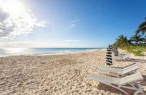 On the beach - Oceanfront Mareazul w/ jacuzzi and 120m pool (Playa del Carmen)