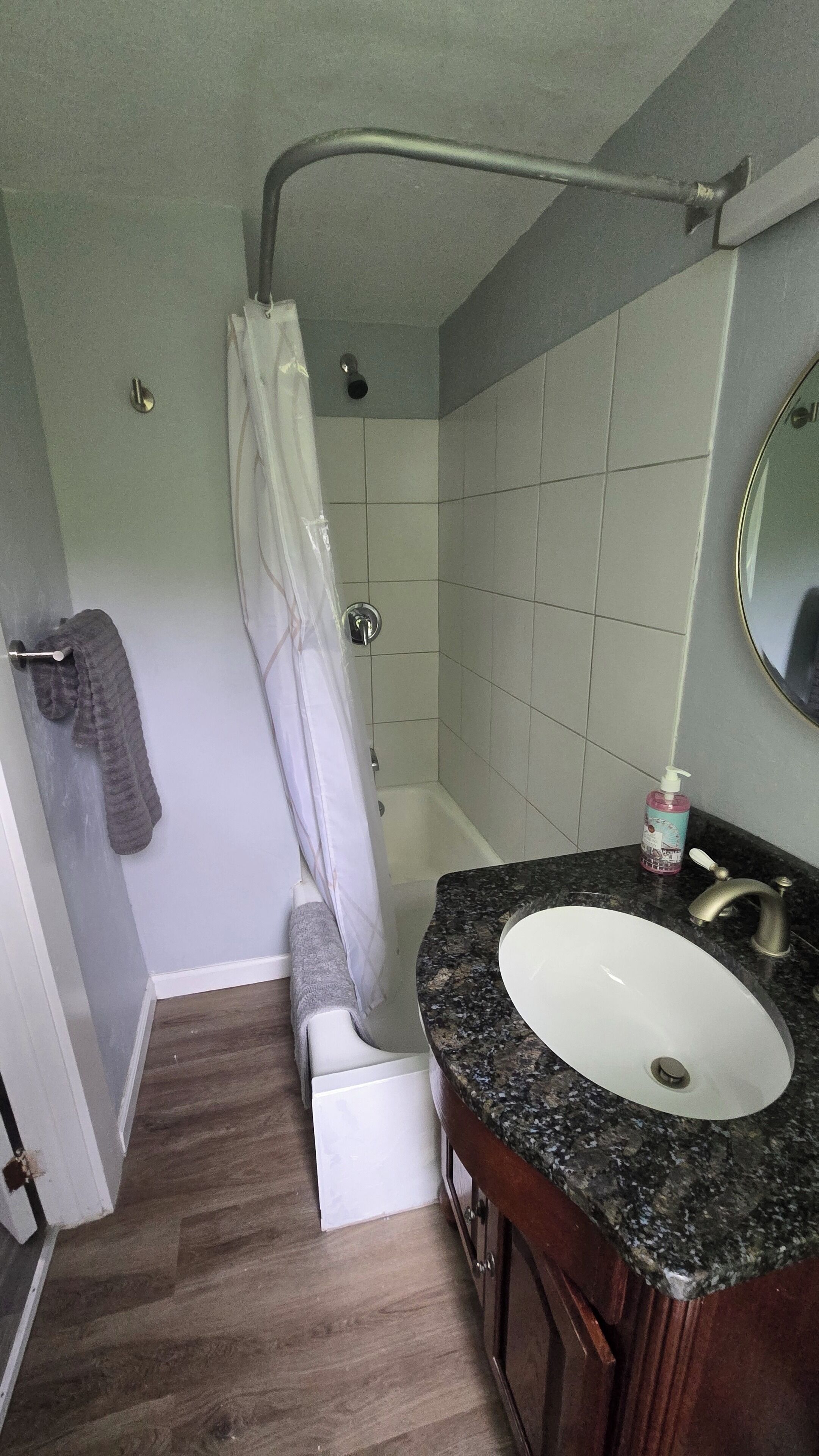 Serviettes fournies, savon, papier de toilette