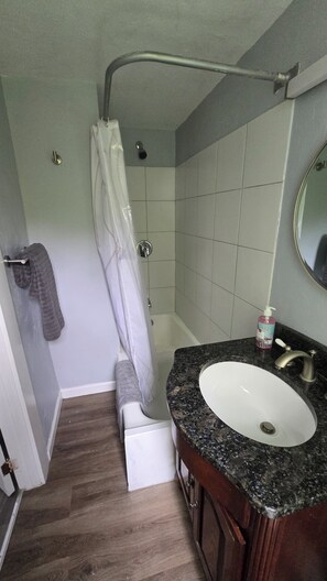 Serviettes fournies, savon, papier toilette