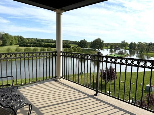 5BR Lakefront Estate w/Private Island Access / Entire House + Breakfast Included