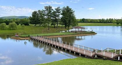 5BR Lakefront Estate w/Private Island Access / Entire House + Breakfast Included