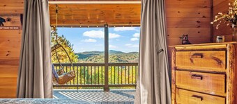 STUNNING mountain views facing sunset, hot tub, 3 king bedrooms + attached baths