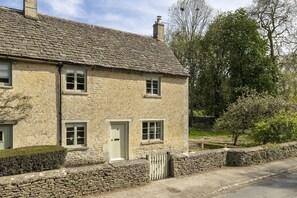 Exterior - Primrose Cottage, Barnsley -  beautiful dog friendly cottage with hot tub (Barnsley)