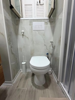 Shower, hair dryer, bidet, towels - HouseNaplesCenter (Napoli)