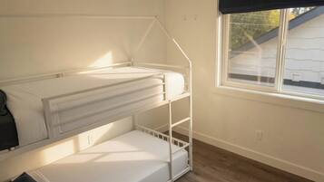Iron/ironing board, free WiFi, bed sheets