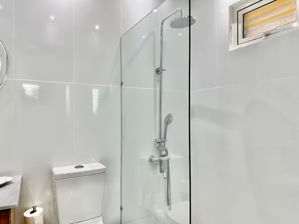 Douche, serviettes fournies, savon, papier toilette