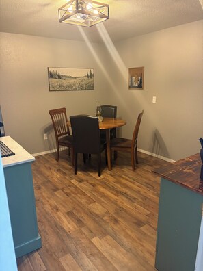 Dining - The Bear Den Retreat - Welcoming 1-bedroom apartment in Colorado Springs (Colorado Springs)