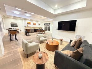 Smart TV, stereo - 
Luxury 2BR . FIFA Fan Zone . Kendall Sq · MIT · Harvard· Gym · Parking (Cambridge)