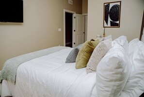 2 bedrooms, desk, iron/ironing board, travel cot - 
Luxury 2BR . FIFA Fan Zone . Kendall Sq · MIT · Harvard· Gym · Parking (Cambridge)