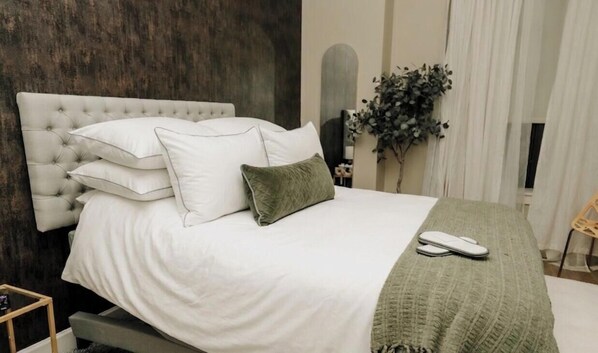 Room - Luxe 2BR Townhouse | Kendall Sq/MIT | Private Entry (Cambridge)