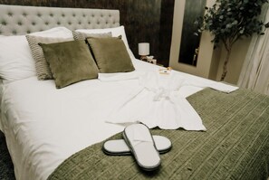 2 bedrooms, desk, iron/ironing board, WiFi (free)