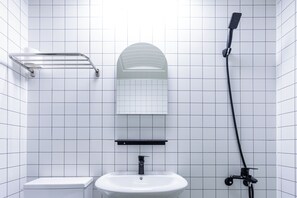 Phòng đơn phong cách cổ điển, không hút thuốc | Phòng tắm | Buồng tắm vòi sen, đồ dùng nhà tắm miễn phí, máy sấy tóc, khăn tắm 