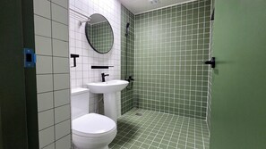 Ducha, artículos de tocador gratuitos, secador de pelo, toallas