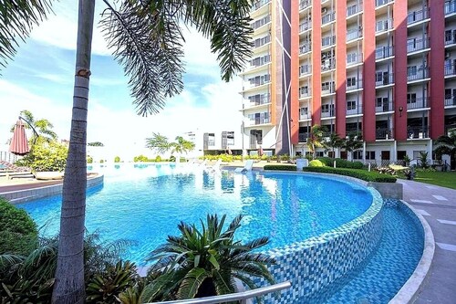Comfortable, Cozy  Studio Unit  with pool and garden view and 15 mins to airport