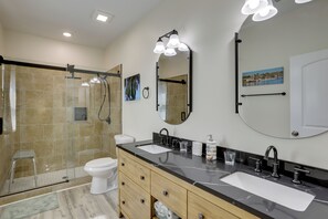 Towels - Boater-Friendly Eastpoint Getaway Near SGI Beaches (Eastpoint)