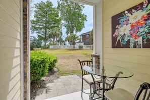Outdoor dining - Myrtle Beach Golf Getaway w/ Views & Pool Access (Myrtle Beach)