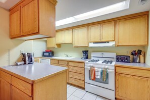 Fridge, microwave, stovetop, dishwasher