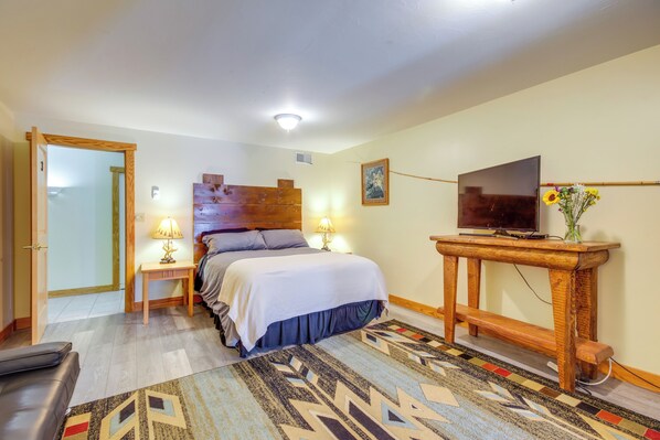 Desk, iron/ironing board, travel cot, Internet