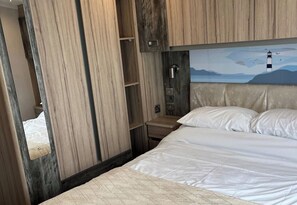 Iron/ironing board, WiFi, bed sheets