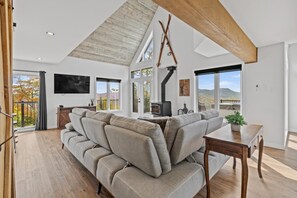Smart-TV, Kamin, Tischfußball, Computerbildschirme