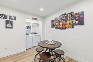 Dining - Beautiful 3BR Home Near Downtown, Zoo, Restaurants, River fest EVcharger on-site (Wichita)