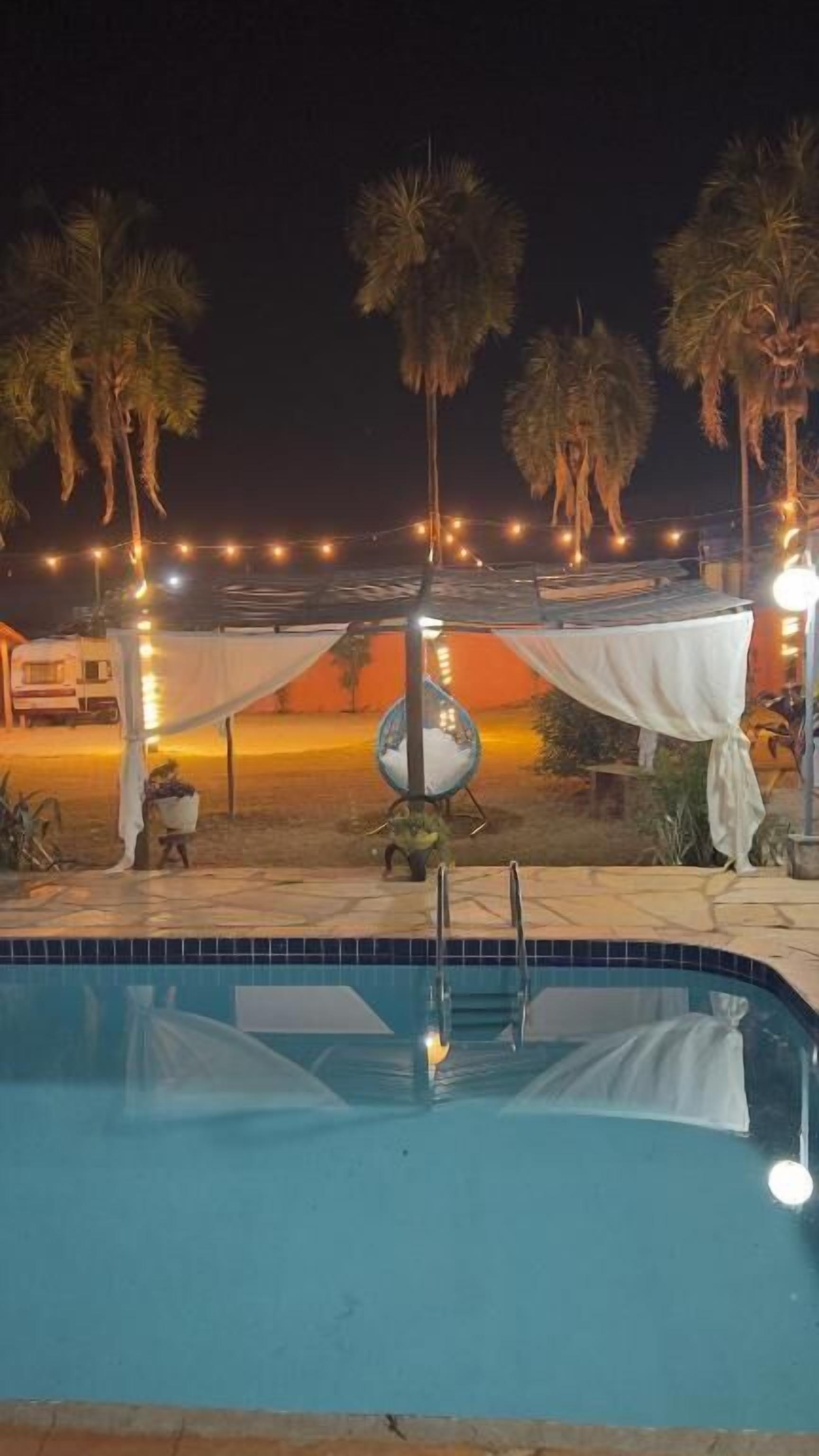 Piscina externa, funciona das 9h às 21h, guarda-sóis, espreguiçadeiras
