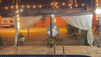 Piscina externa, funciona das 9h às 21h, guarda-sóis, espreguiçadeiras