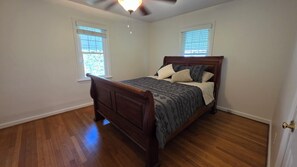 4 bedrooms, iron/ironing board, WiFi, bed sheets - Spacious 4-bedroom house in charming Andrews with AC (Andrews)