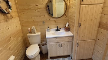 Douche, sĂšche-cheveux, serviettes fournies, savon