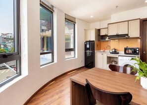 Eine moderne Küche mit Kühlschrank, Mikrowelle, Spüle und Schränken.