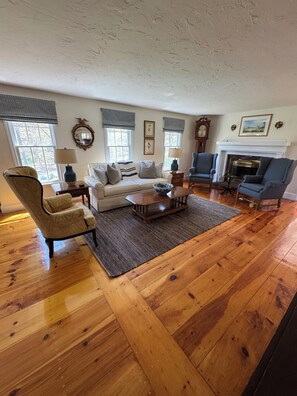 Smart TV, books - Peaceful West Dennis Cape Cod Retreat+Beach+Spacious+Cozy (Dennis)