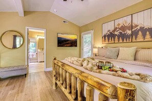 2 bedrooms, iron/ironing board, travel cot, WiFi - Pine and Peak - Hot Tub, Fire Pit & Dog Friendly! (Gatlinburg)