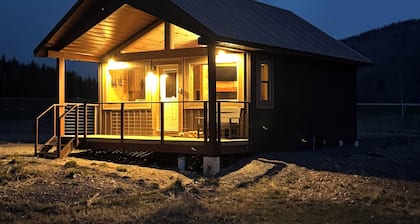 Red Iron Cabin-Cozy 1 bedroom Cabin surrounded by National Forest.