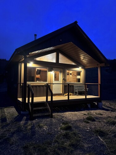 Red Iron Cabin-Cozy 1 bedroom Cabin surrounded by National Forest.