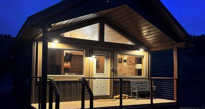 Red Iron Cabin-Cozy 1 bedroom Cabin surrounded by National Forest.