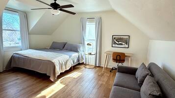 3 bedrooms, desk, iron/ironing board, free WiFi