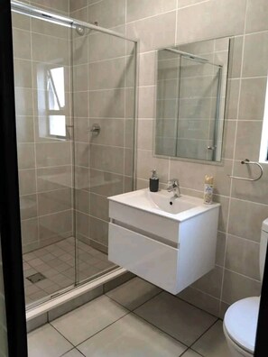 Bathroom - Luxury 1BR at Blyde Lagoon, Wifi & Security (Pretoria)