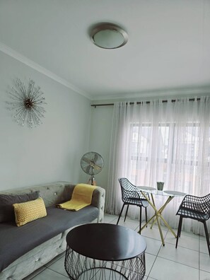 Living area - Luxury 1BR at Blyde Lagoon, Wifi & Security (Pretoria)