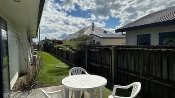 Apartamento, 2 habitaciones, vistas al patio | Restaurante al aire libre