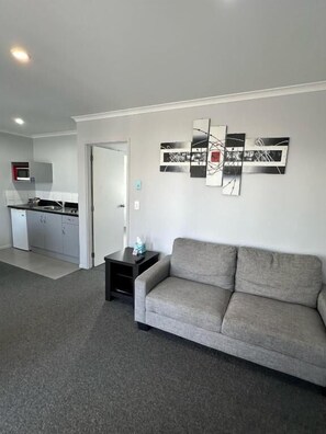 Departamento superior, 1 habitación, vista al patio | Área de sala de estar