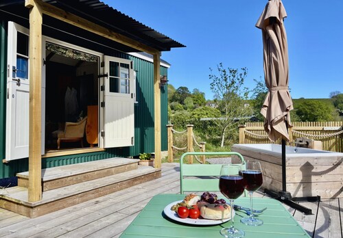 Melbury Hut with jacuzzi bath and fishing lake in Shaftesbury, Dorset