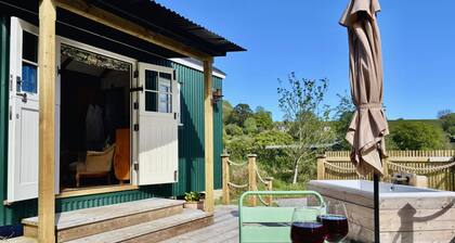 Melbury Hut with jacuzzi bath and fishing lake in Shaftesbury, Dorset