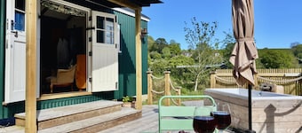 Melbury Hut with jacuzzi bath and fishing lake in Shaftesbury, Dorset