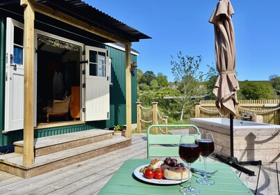 Melbury Hut with jacuzzi bath and fishing lake in Shaftesbury, Dorset