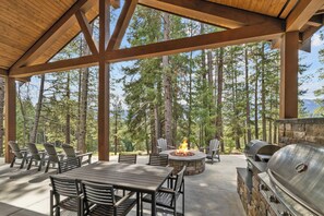 Outdoor dining - 4-bedroom house in Suncadia w/mountain views and relaxing destination (Cle Elum)