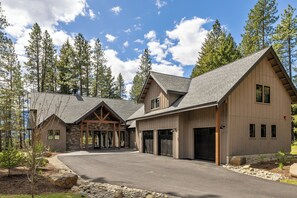 Exterior - 4-bedroom house in Suncadia w/mountain views and relaxing destination (Cle Elum)
