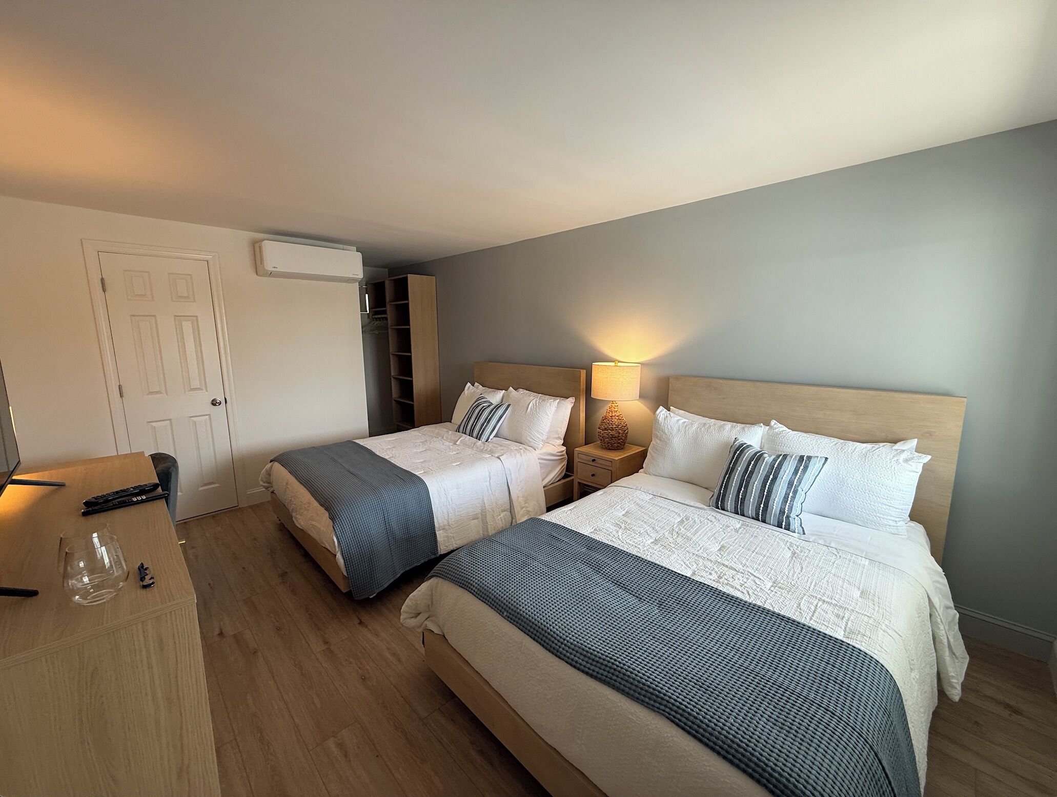 Signature-Doppelzimmer, 2 Doppelbetten, Nichtraucher | Zimmersafe, Schreibtisch, kostenloses WLAN